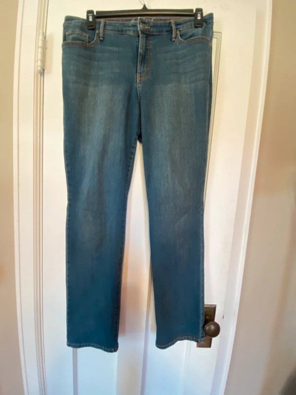 Womens gloria Vanderbilt size 12 slimming blue jeans straight leg